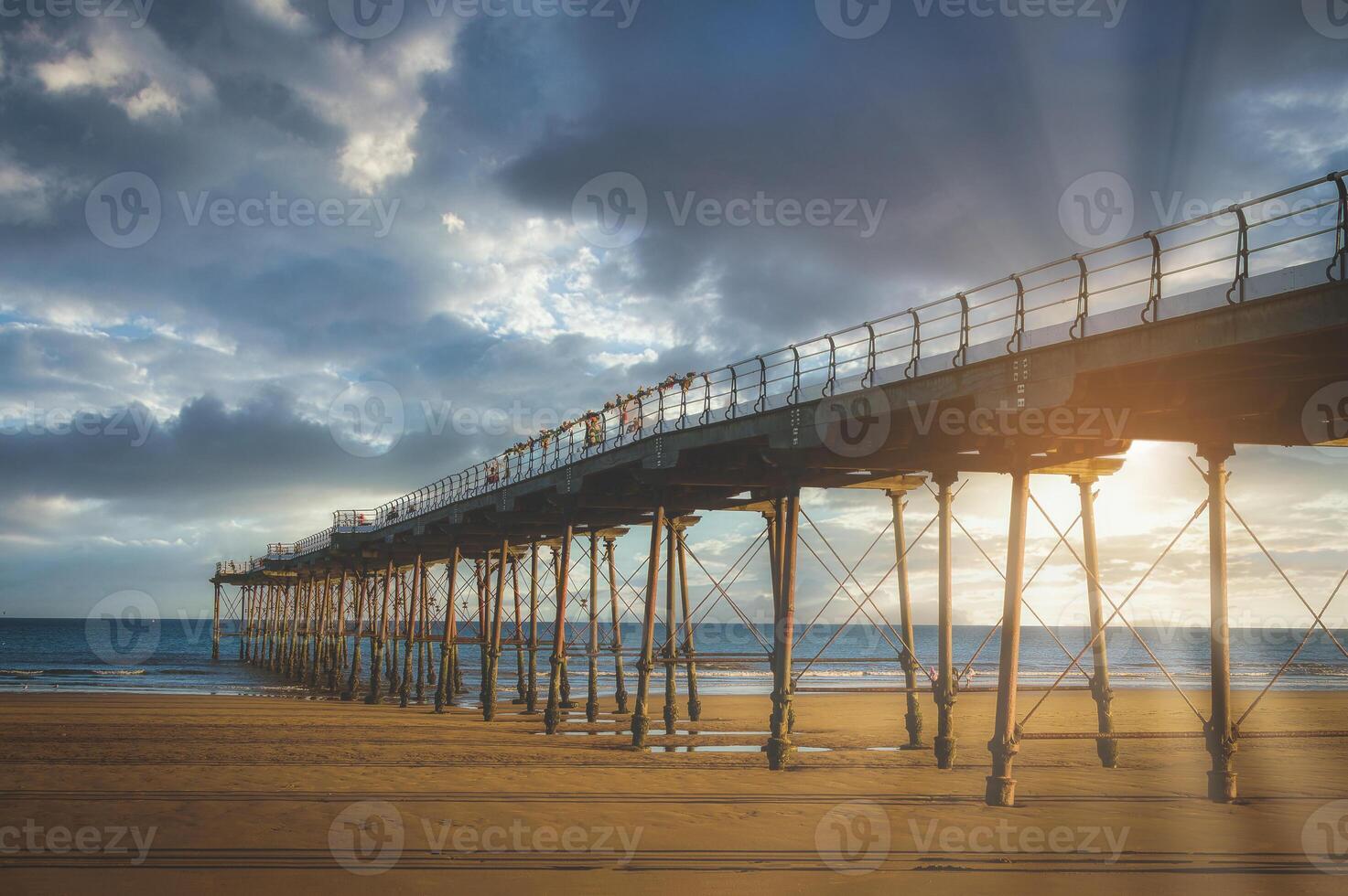 il molo a tramonto nel bruciatura di sale di il mare, nord yorkshire, UK foto