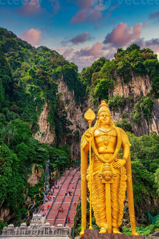 statua di signore muragan e Ingresso a batu grotte nel Kuala grumo, Malaysia. foto