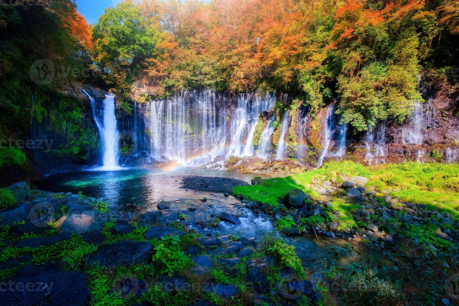 shiraito cascate con colorato autunno foglia nel Fujinomiya, shizuoka, Giappone. foto