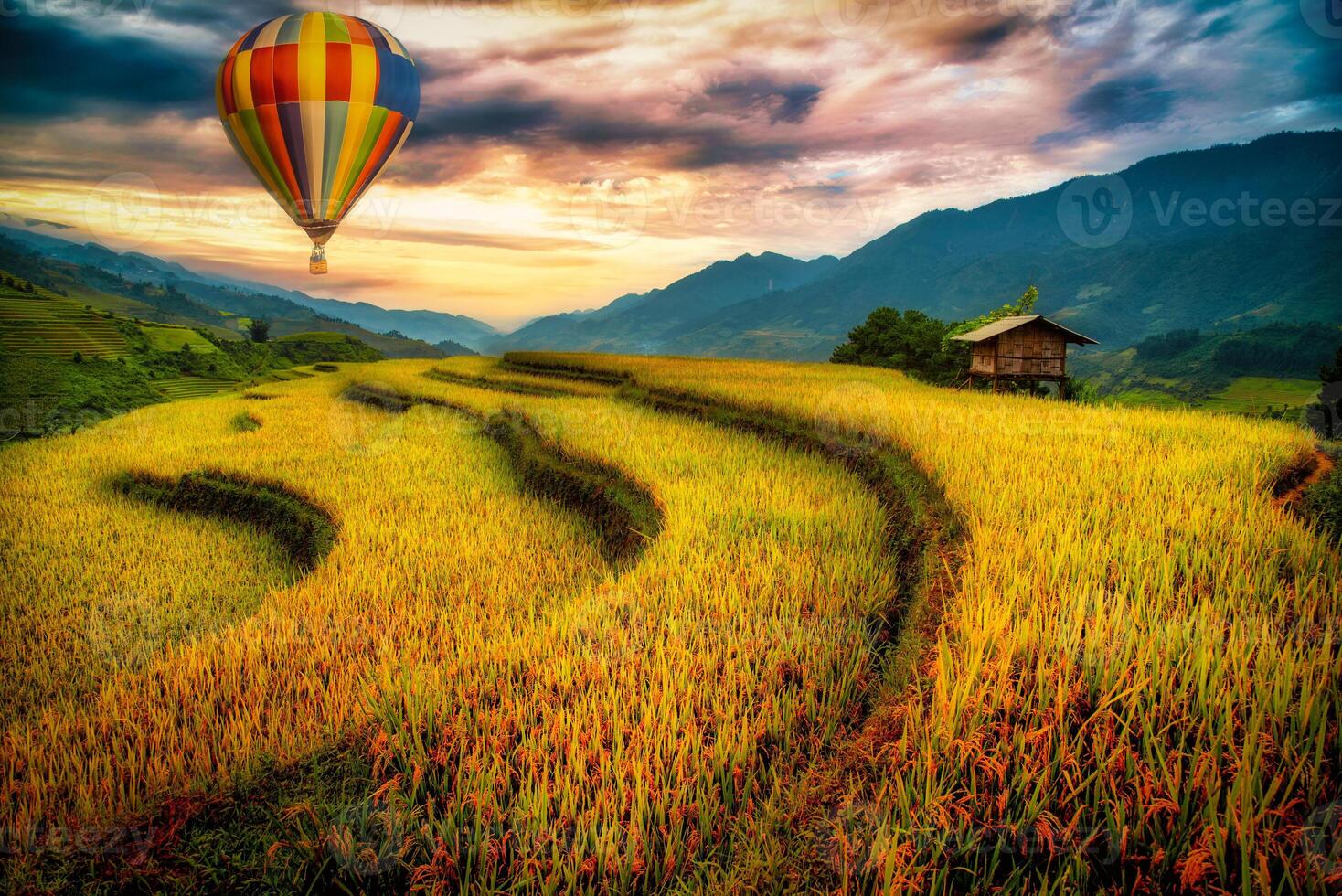 riso i campi su terrazzato con di legno padiglione e ballon a tramonto nel mu cang chai, Yenbai, Vietnam. foto