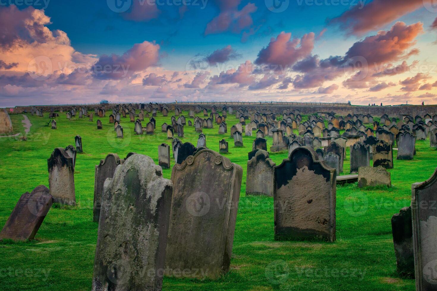 monastero cimitero a tramonto nel whitby, nord yorkshire, UK foto