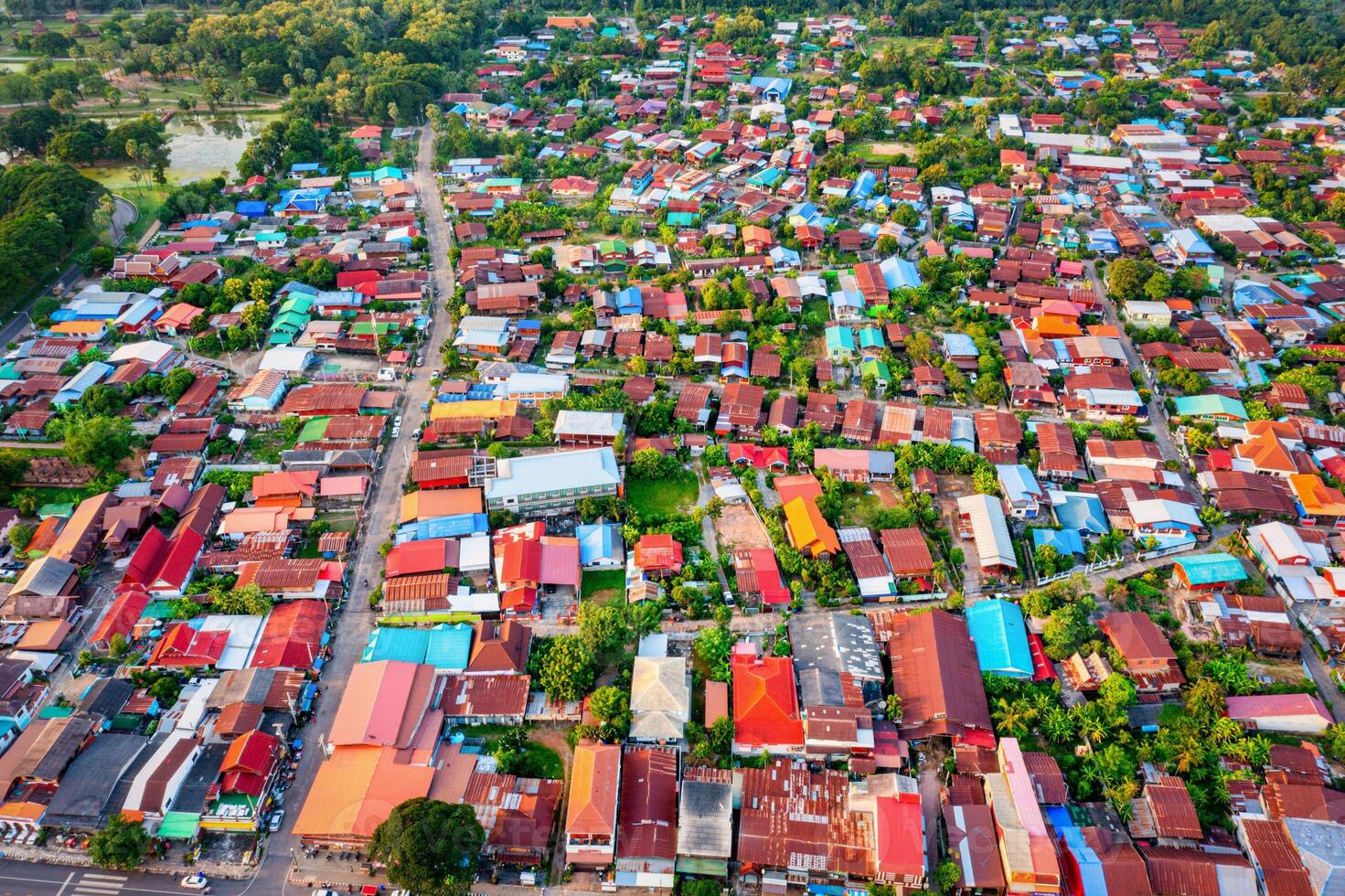 aereo superiore Visualizza di vecchio villaggio case nel campagna nel Tailandia. foto