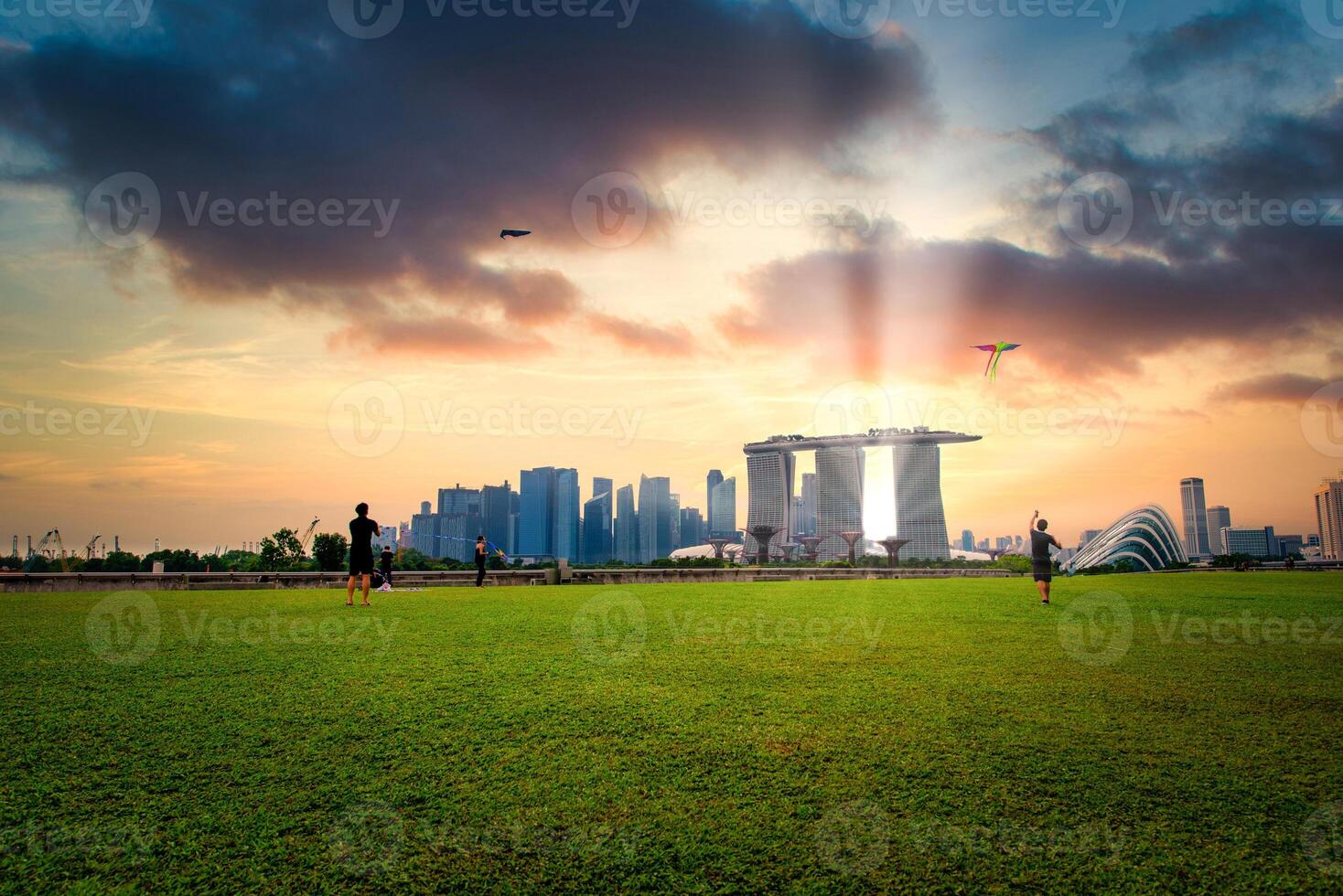 Singapore città orizzonte e Visualizza di grattacieli su marina sbarramento a tramonto. foto