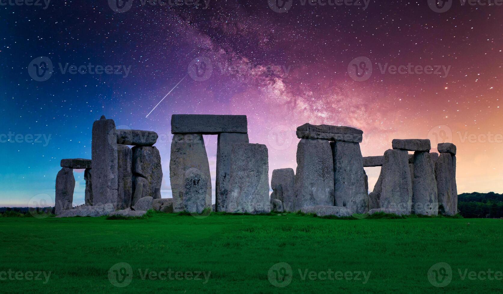 paesaggio Immagine di latteo modo galassia a notte cielo con stelle al di sopra di Stonehenge un antico preistorico pietra monumento, Wiltshire, UK. foto