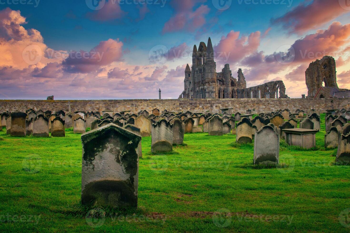 monastero cimitero a tramonto nel whitby, nord yorkshire, UK foto