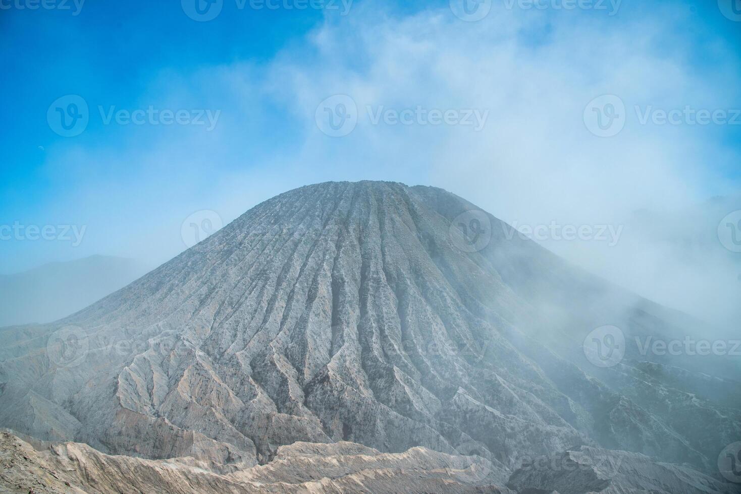 montare bromo vulcano a Alba con colorato cielo sfondo nel bromo Tengger Semeru nazionale parco, est Giava, Indonesia. foto