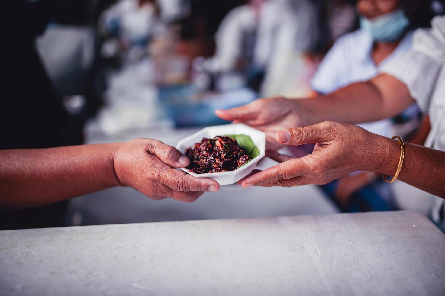 Aiuto con alimentazione senza casa persone per alleviare fame. povertà concetto foto