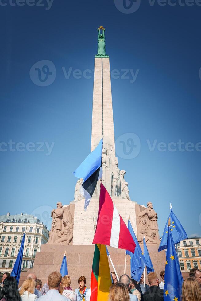 celebrazione di 20 anni da della lettonia Unione Europea adesione,folla vicino la libertà monumento, riga, Lettonia foto