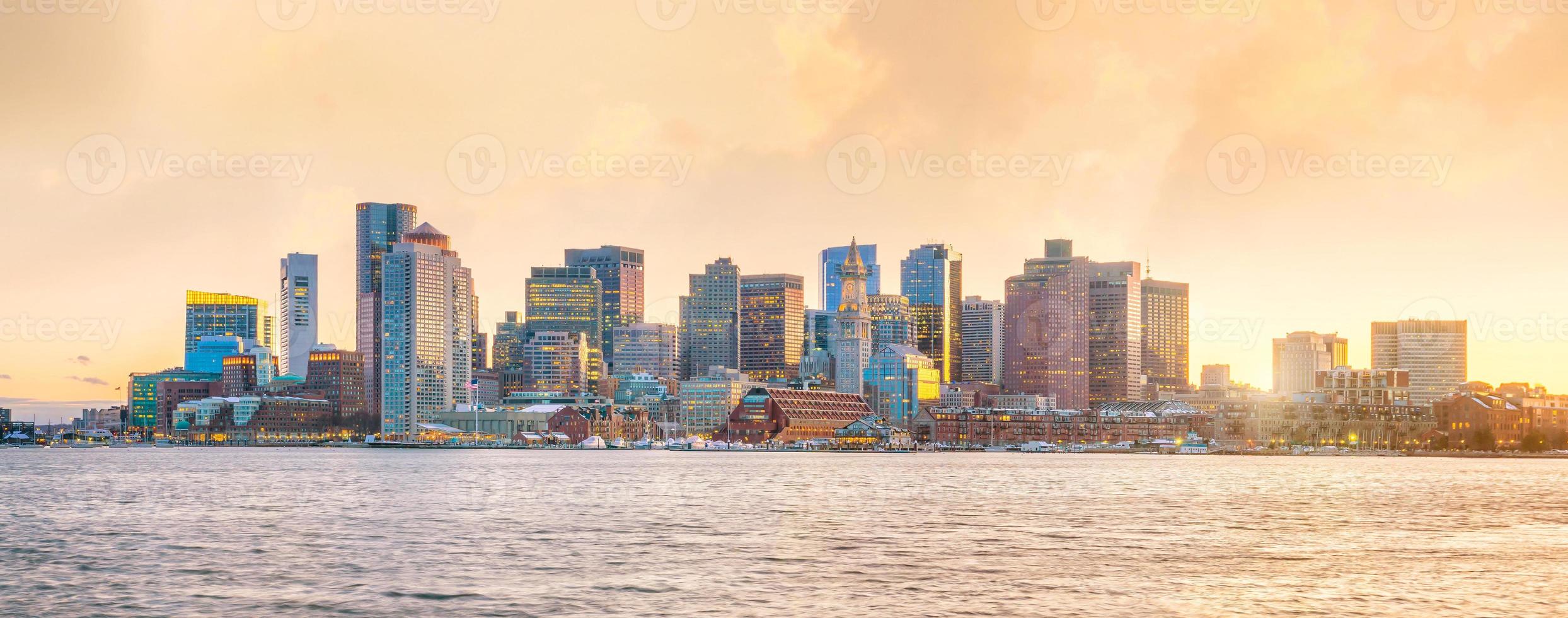 vista panoramica della skyline di boston con grattacieli al crepuscolo negli Stati Uniti foto