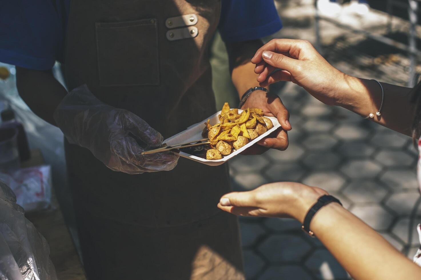 dando gratuito cibo aiuta il povero nel società. foto