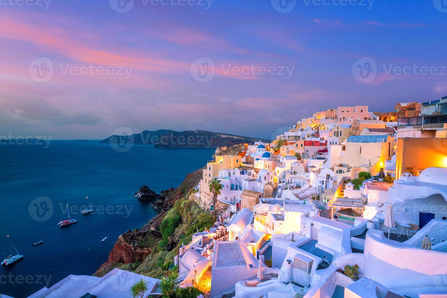 tramonto sulla famosa città di oia, grecia, europa foto