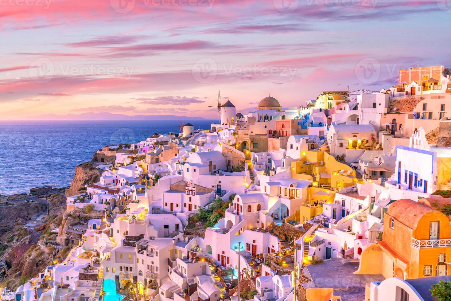 tramonto sulla famosa città di oia, grecia, europa foto