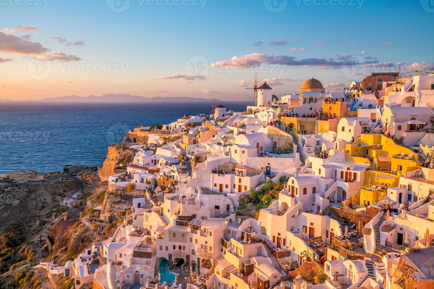 tramonto sulla famosa città di oia, grecia, europa foto