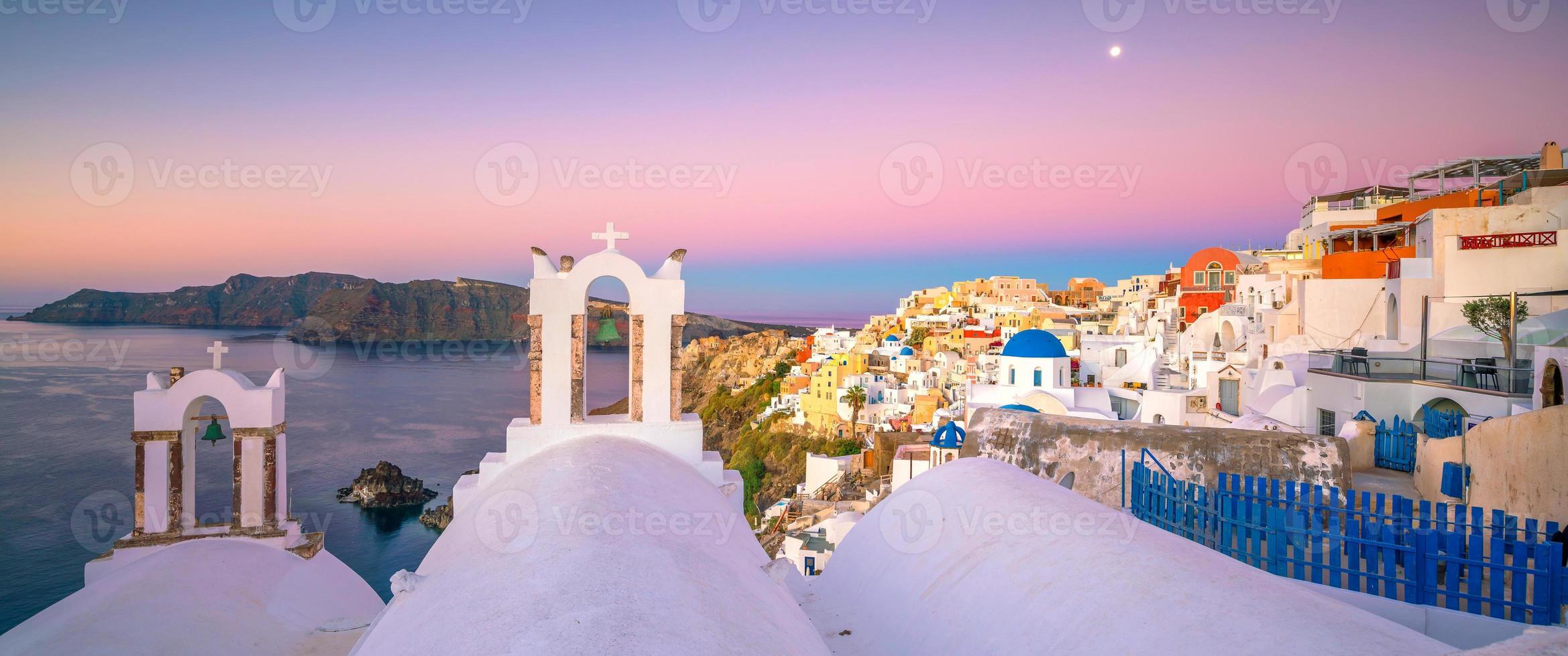 tramonto sulla famosa città di oia, grecia, europa foto