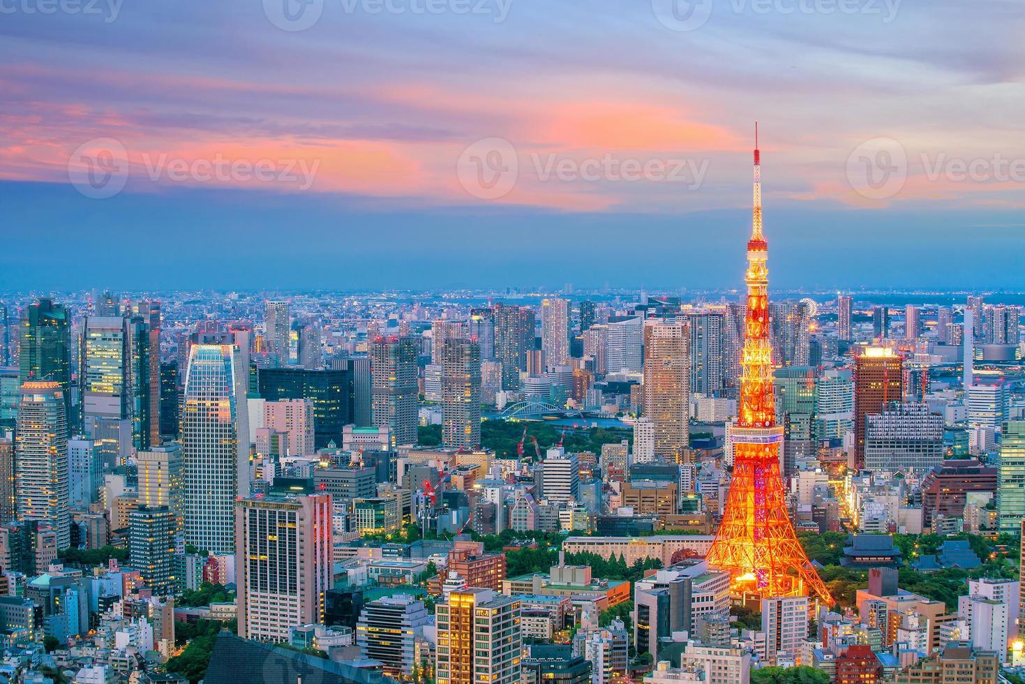 vista panoramica sullo skyline della città di tokyo con la torre di tokyo e il centro business al crepuscolo foto