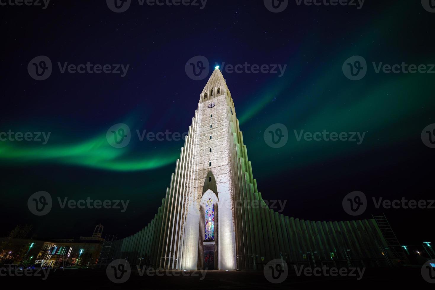 l'aurora boreale splende sulla chiesa di reykjavik foto