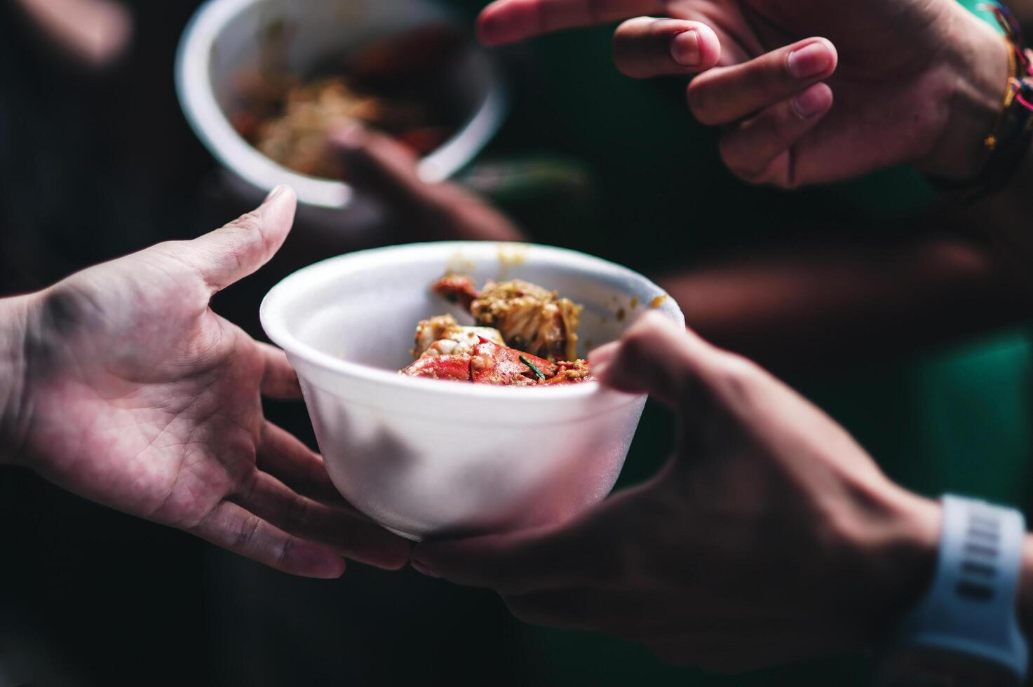 cibo assistenza per il senza casa povero a partire dal volontari concetti di pubblico fame. foto