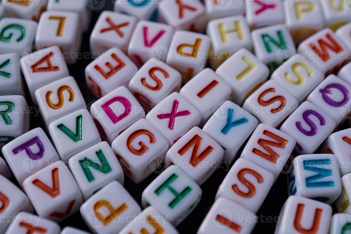 colorato lettera cubi, giocattolo e formazione scolastica foto