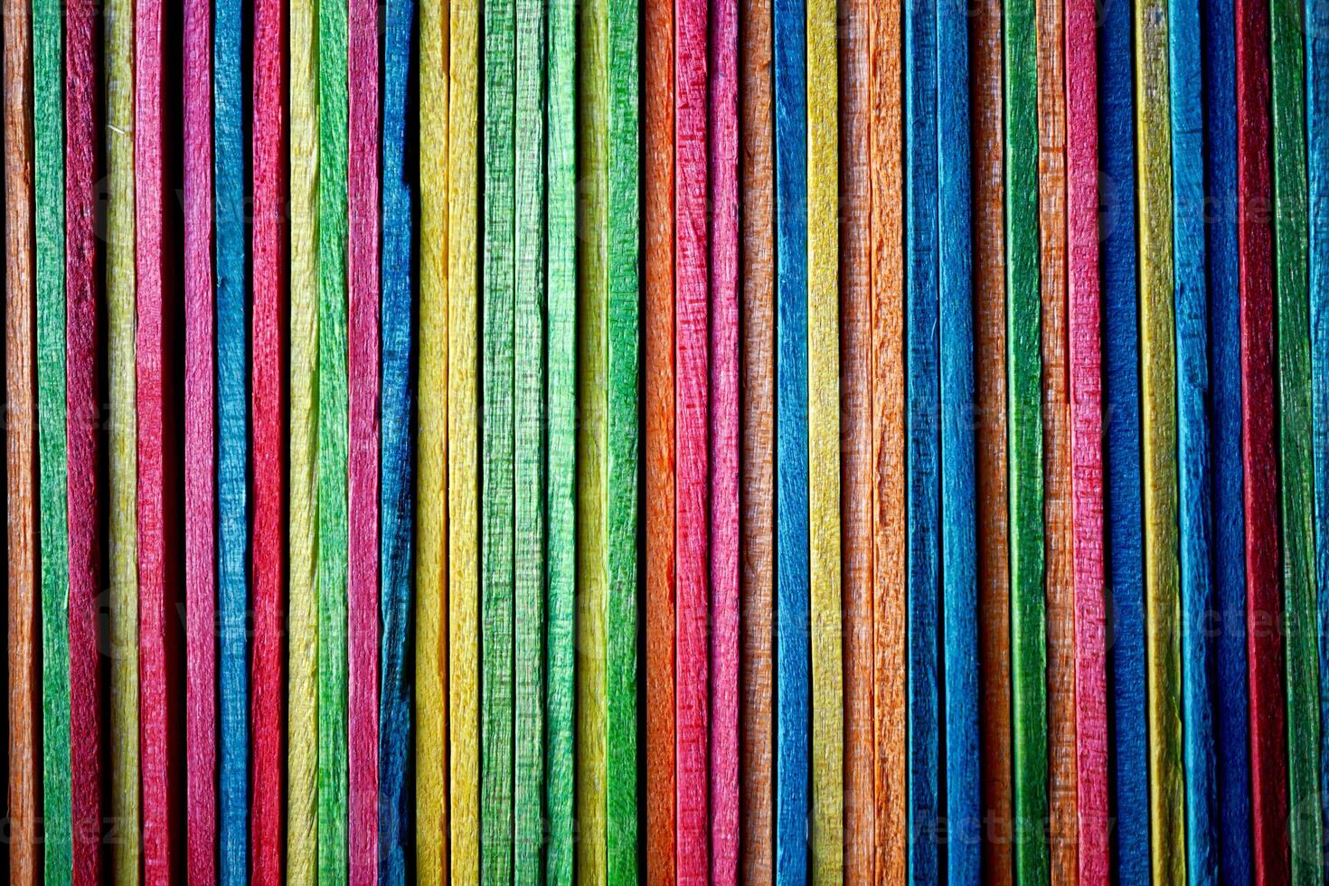 Multi colorato di legno mestiere bastoni, colorato sfondo foto