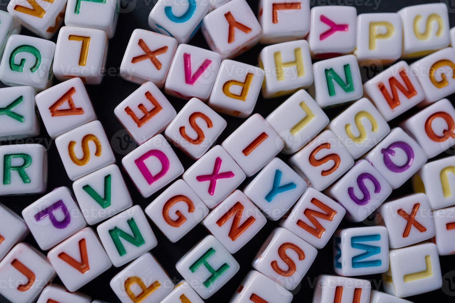 colorato lettera cubi, giocattolo e formazione scolastica foto