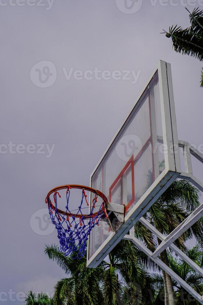 avvicinamento Visualizza di un' pallacanestro cestino contro un' nuvoloso cielo sfondo. foto