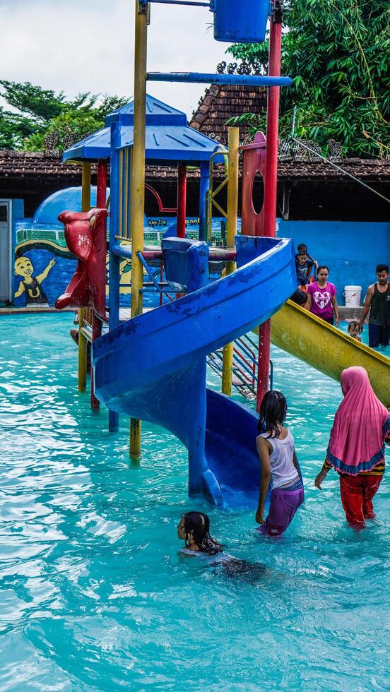 jepara, centrale Giava, aprile 14, 2024 - nuoto piscina cavalcate per bambini con colorato diapositive. foto