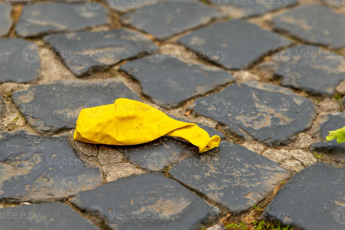 un vecchio giallo Palloncino su un' sentiero foto