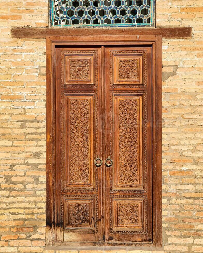 lavorato di legno porte con modelli e mosaici. foto