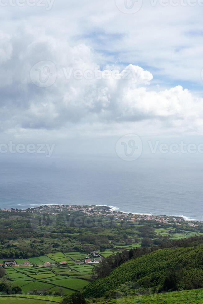 aereo Visualizza di porto martini su terceira isola, Azzorre, con il vasto atlantico oceano come sfondo. sbalorditivo costiero paesaggio catturato a partire dal sopra. foto