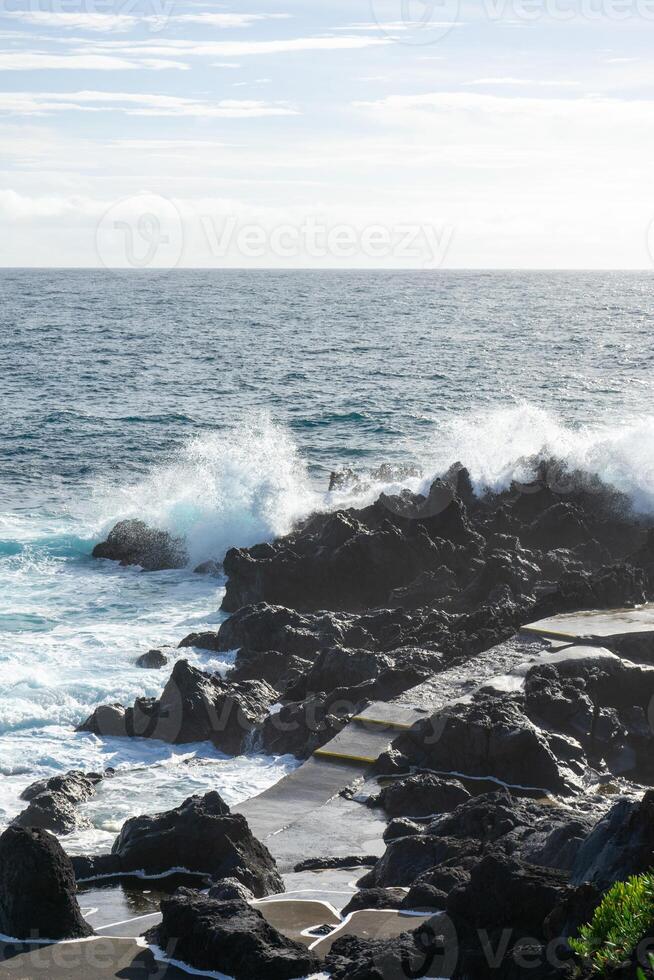 potente onde schianto lungo il litorale di cinco ribeiras, un' panoramico bagnarsi la zona su terceira isola, azzorre. foto