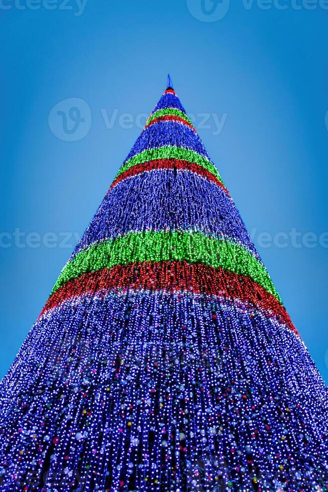 artificiale Natale albero nel ghirlande a crepuscolo. foto