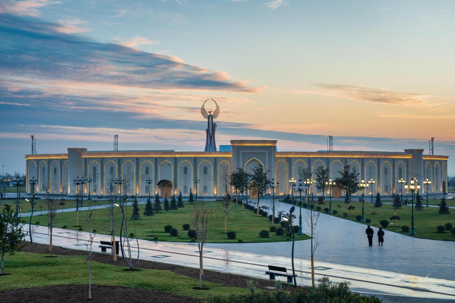 Uzbekistan, compito - gennaio 4, 2023 il territorio di il parco nuovo Uzbekistan con monumento di indipendenza nel il modulo di un' stele con un' humo uccello a tramonto. foto
