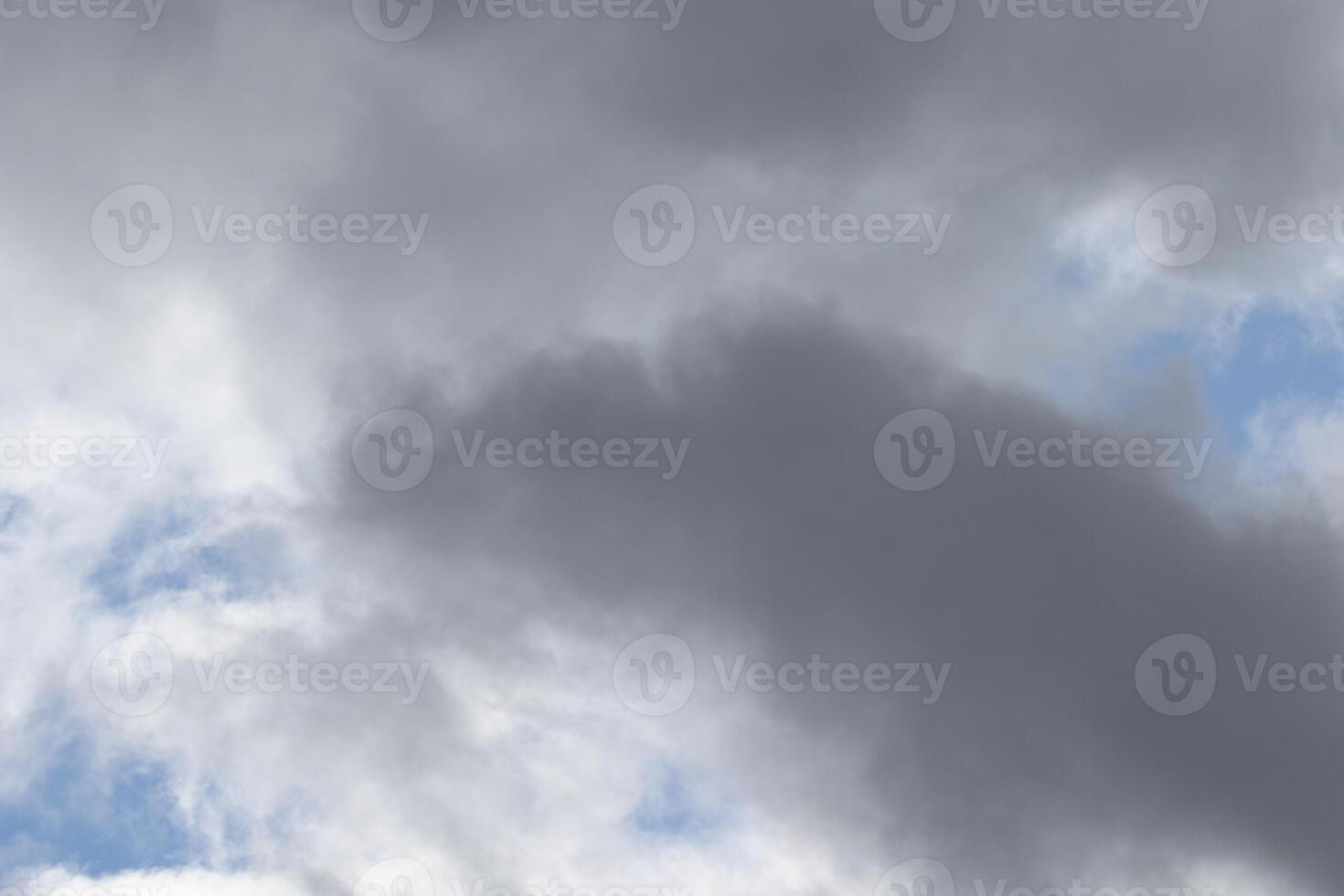 Cloudscape scenario, nuvoloso tempo metereologico sopra buio blu cielo. tempesta nuvole galleggiante nel un' piovoso noioso giorno con naturale luce. bianca e grigio panoramico ambiente sfondo. natura Visualizza. foto