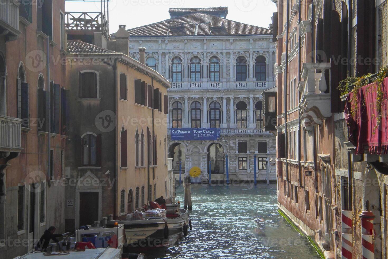 Venezia mille dollari canale, con suo iconico avvolgimento corso d'acqua affiancato di storico edifici e vivace attività, incarna il fascino e fascino di il incantevole città di Venezia foto