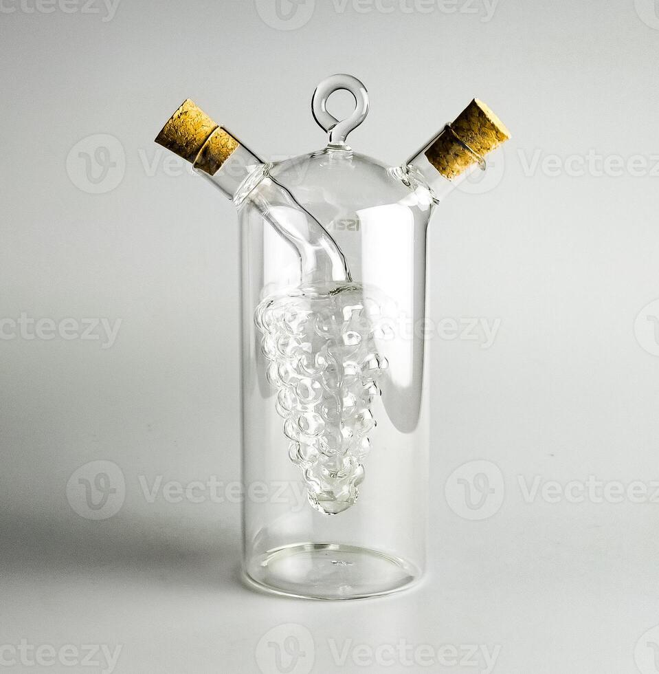 Doppio bicchiere bottiglia con uva forma dentro e Due legna cocchi foto