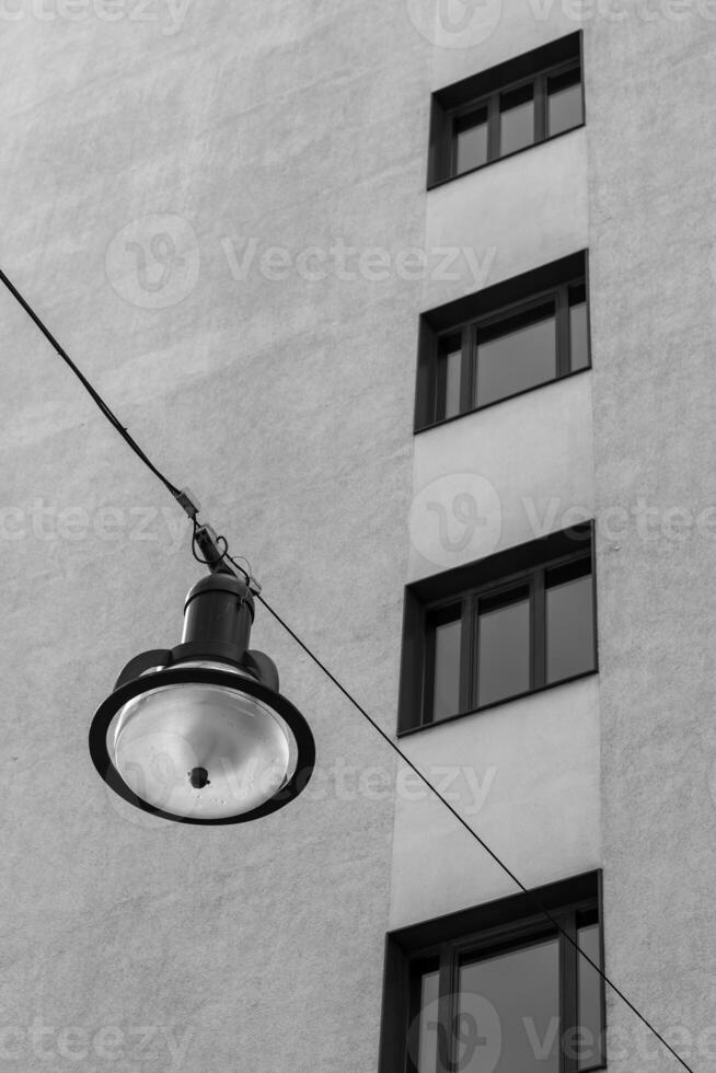 un' moderno edificio con un' lampada foto