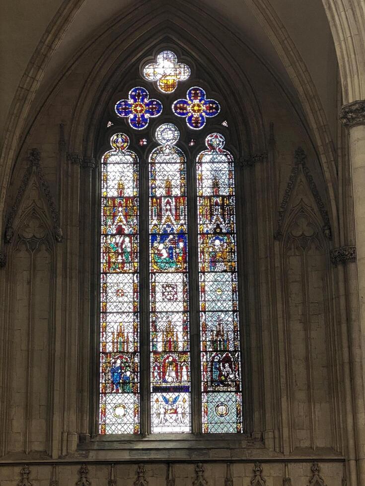 York nel il UK su 30 marzo 2024. un' Visualizza di un' macchiato bicchiere finestra nel York cattedrale foto