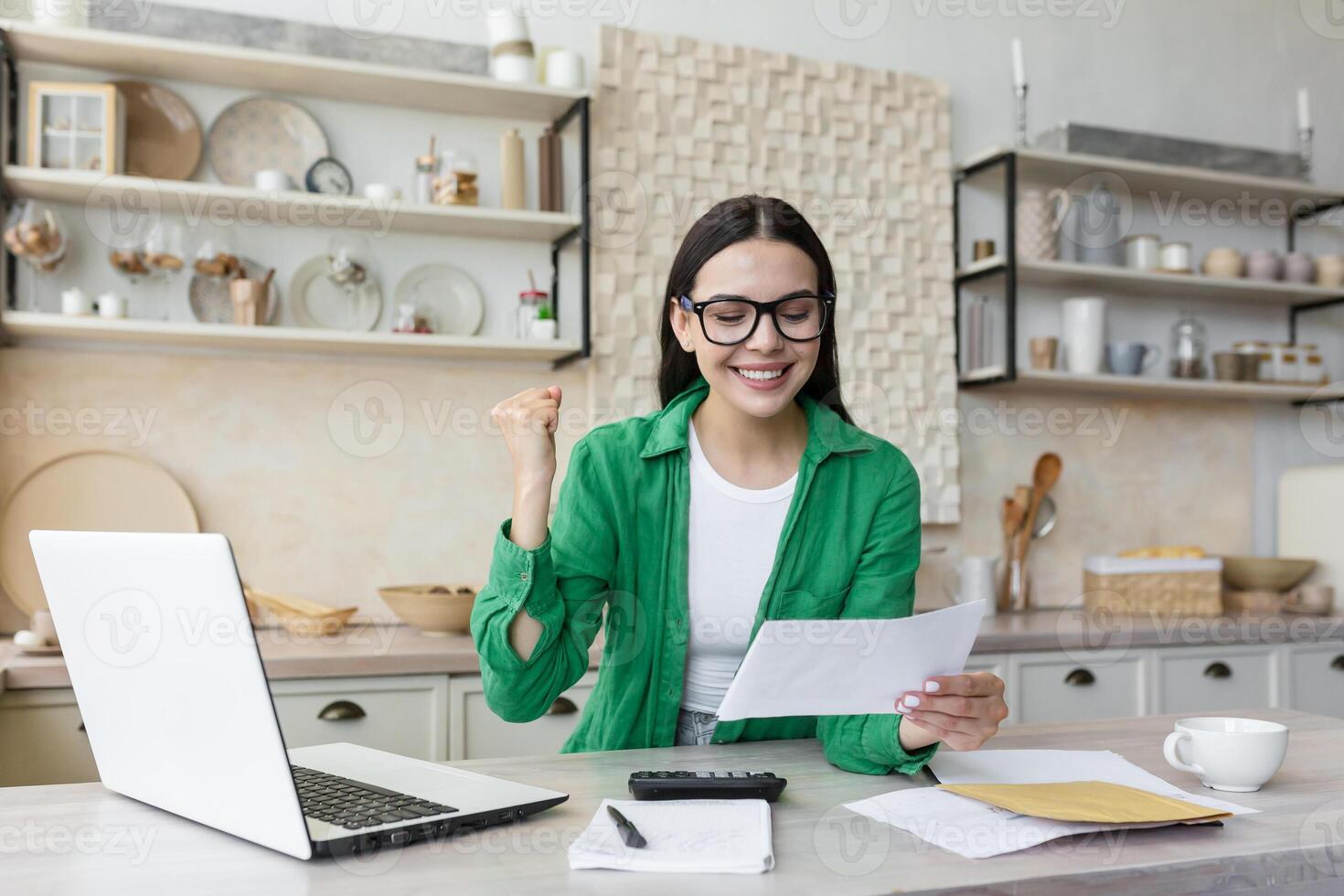 contento donna nel bicchieri e verde camicia a casa fare carta opera avuto bene risultato foto