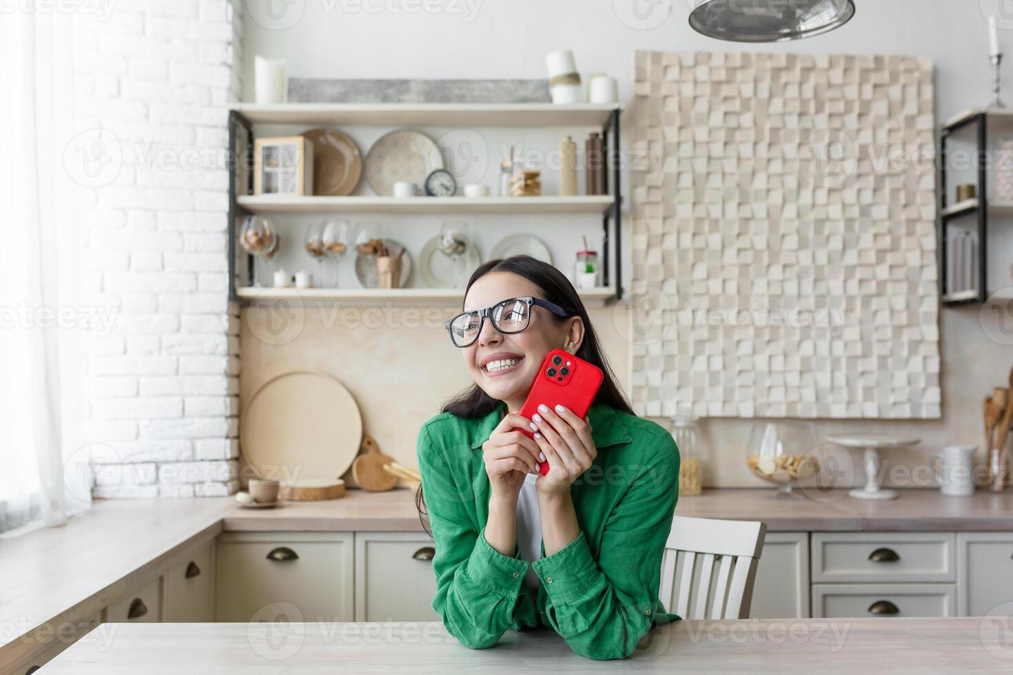 giovane bellissimo donna nel bicchieri e verde camicia a casa avuto un' bene notizia foto