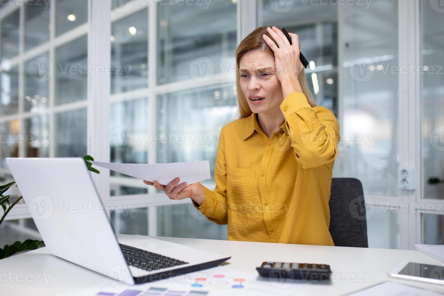 in linea incontro chiamata con colleghi partner, attività commerciale donna finanziere scontento e deluso mostrando per il computer portatile telecamera finanziario risultati rapporti carta e contratti con fatture. foto