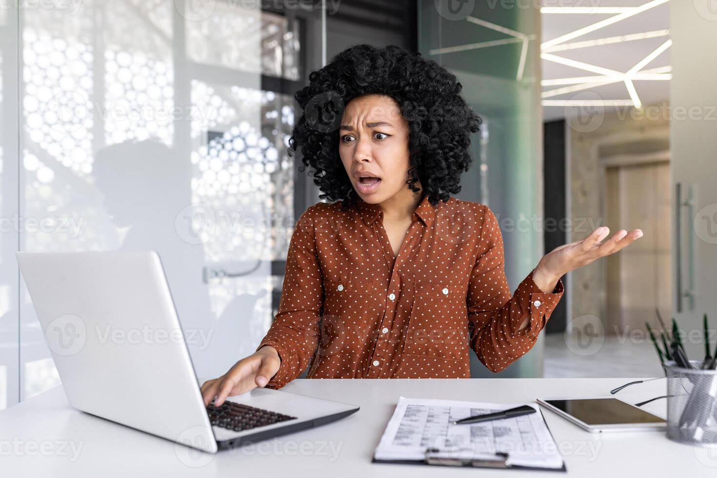 insoddisfatto e deluso triste donna a posto di lavoro guardare a computer portatile, lettura in linea e-mail notifica, donna d'affari irritato e confuso seduta dentro ufficio. foto