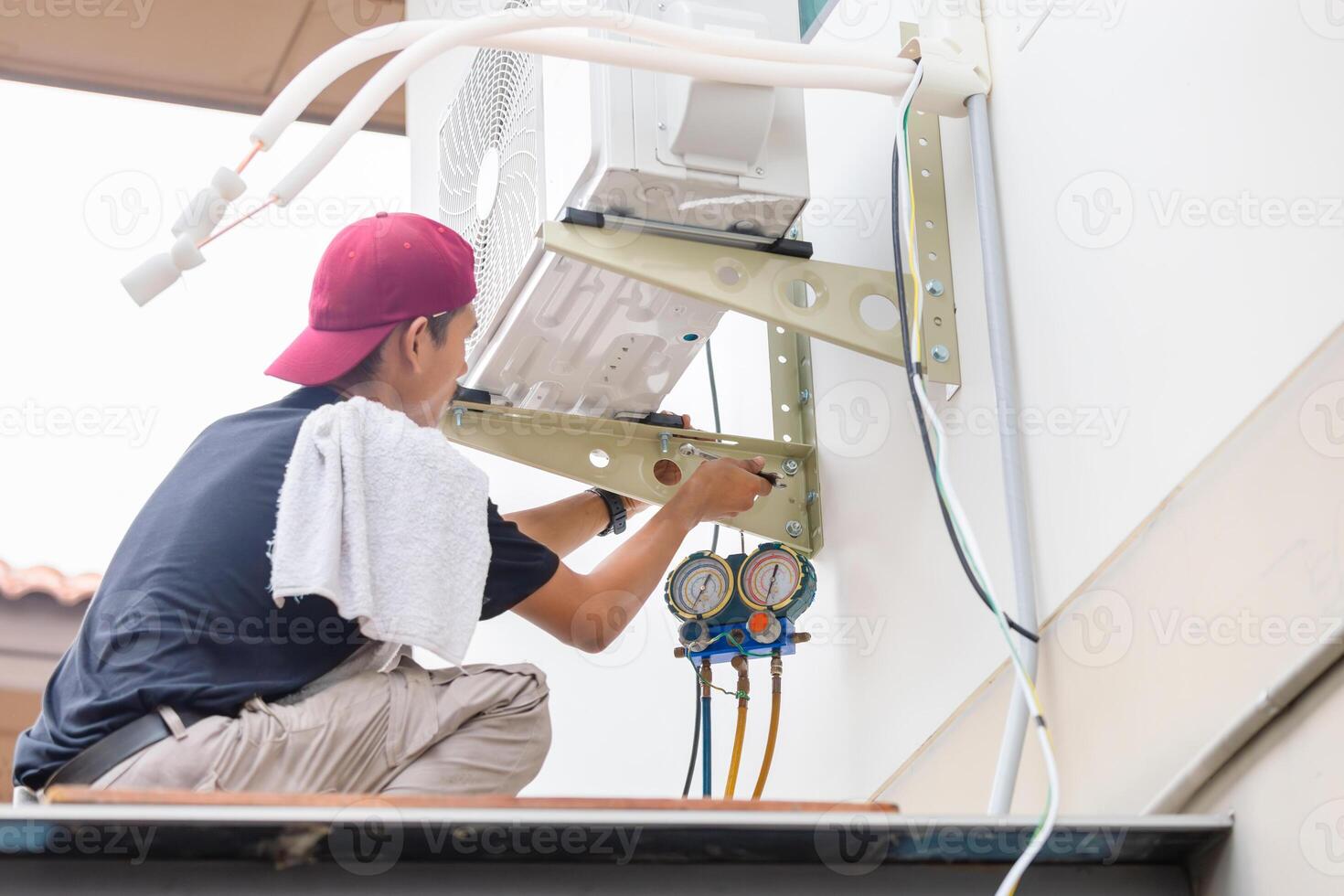 riparatore servizio per riparazione e Manutenzione di aria condizionatori, tecnico uomo installare nuovo aria condizionatore foto