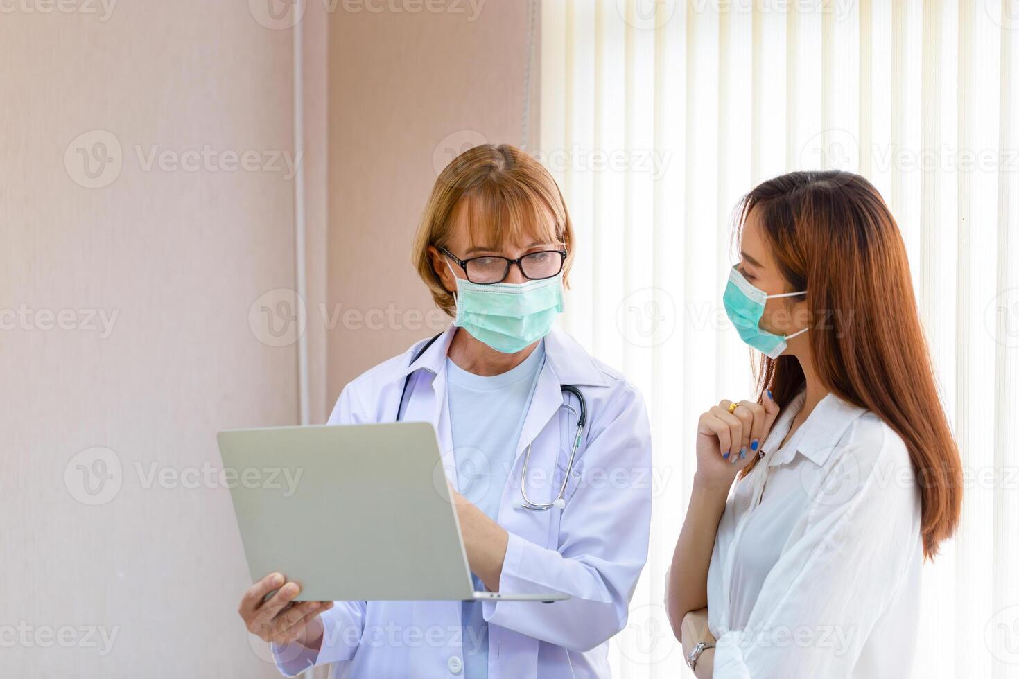 medico e paziente discutere qualcosa mentre in piedi a un' Ospedale. medicina e assistenza sanitaria concetti foto