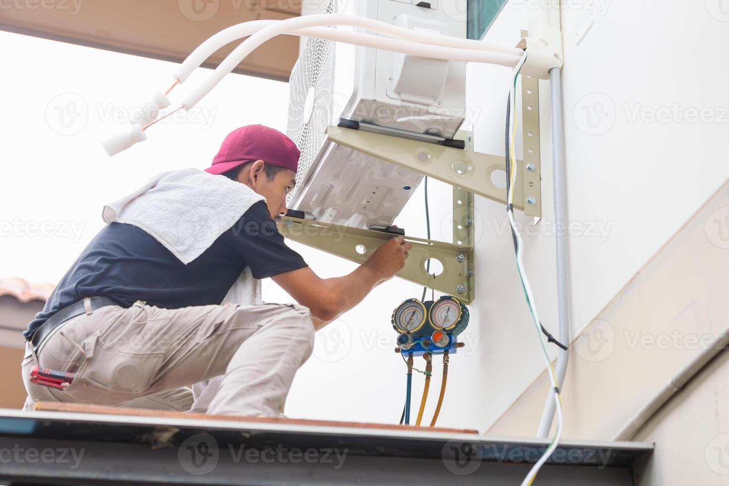 tecnico uomo installare nuovo aria condizionatore, riparatore servizio per riparazione e Manutenzione di aria balsami foto