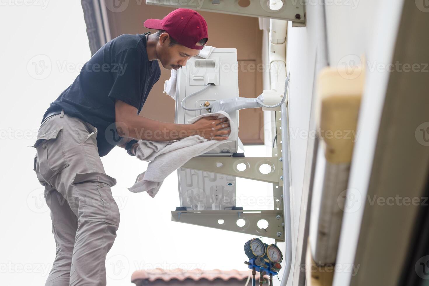 tecnico uomo installare nuovo aria condizionatore, riparatore servizio per riparazione e Manutenzione di aria balsami foto