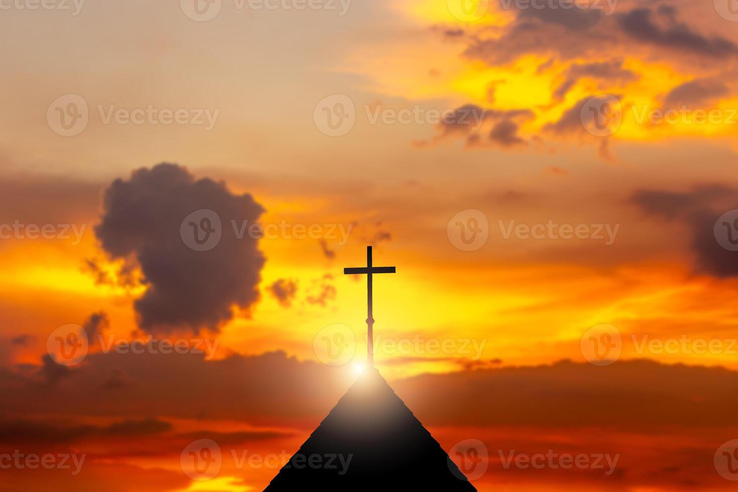 silhouette di il attraversare su il Chiesa con sfocato tramonto sfondo foto