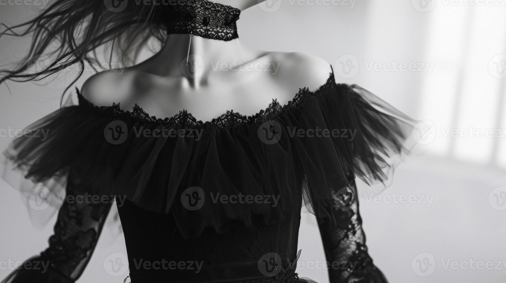 un' Gotico ballerina volteggi nel un' nero tulle vestito delicato pizzo guanti e un' girocollo con un' penzoloni argento pugnale foto