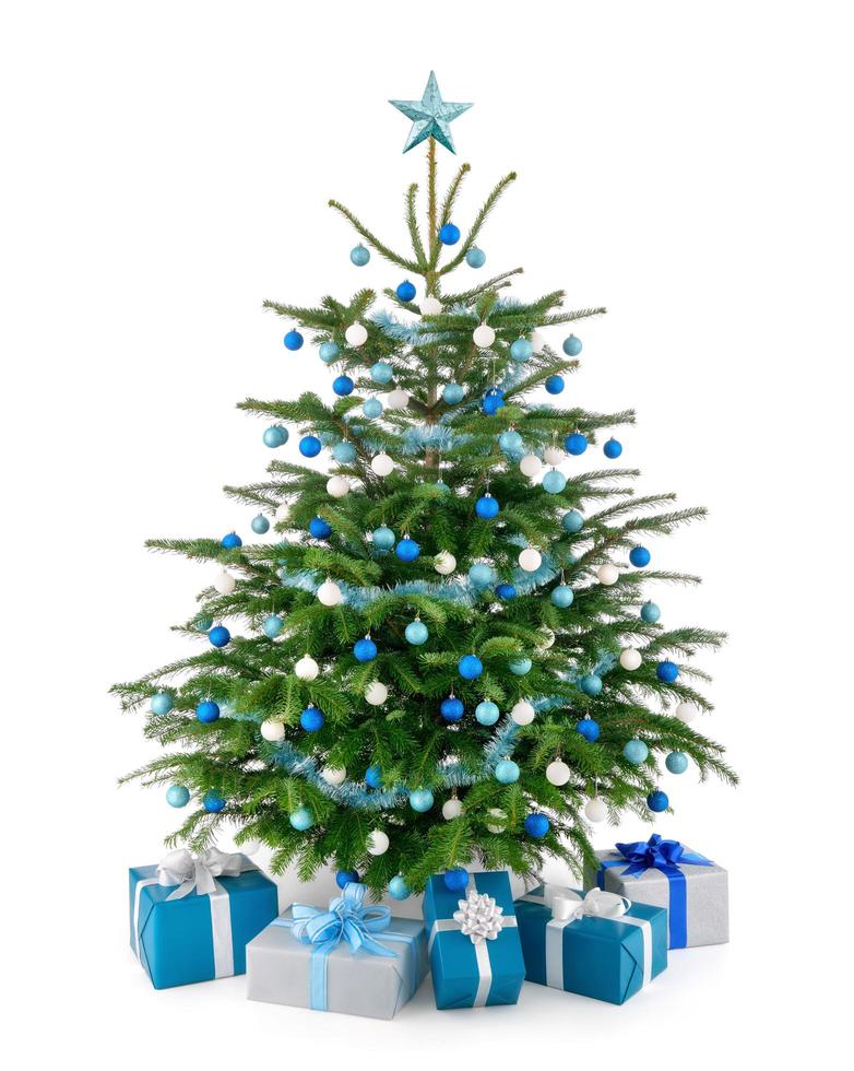 studio luminoso colpo di albero di natale decorato blu e argento con doni su bianco foto