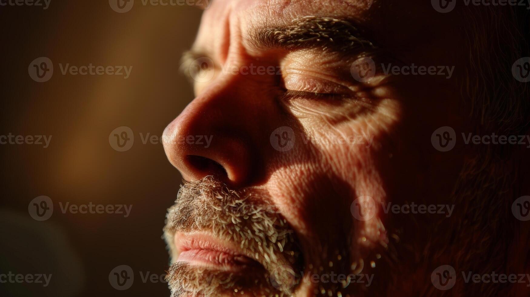 il mans viso orsi un' contento espressione come lui prende un' in profondità respiro completamente immergere lui stesso nel il Esperienza foto