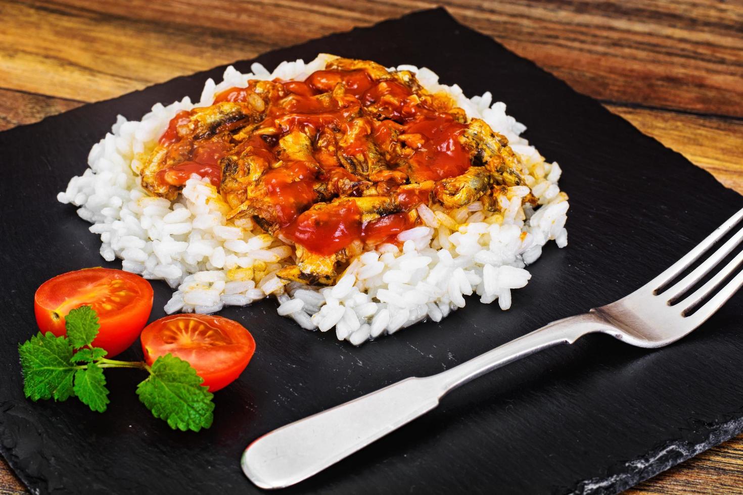 riso con conserve di pesce in salsa di pomodoro foto